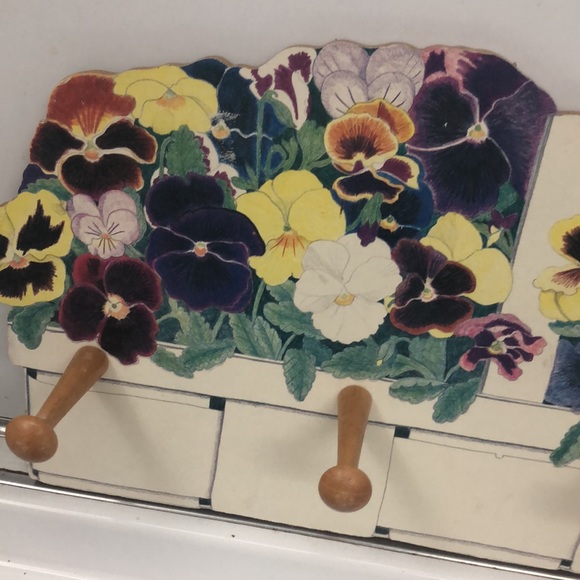 PANSY BASKET WALL RACK • BY BOSTON WAREHOUSE • 4 WOODEN 2.75” PEGS • VINTAGE - Picture 3 of 9